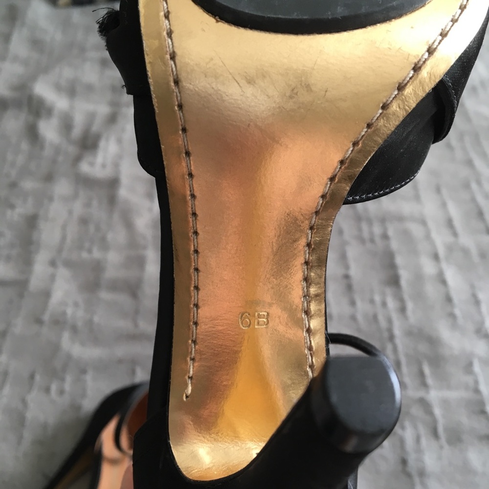 BCBG  black satin pumps Sz 6 - Picture 4 of 4